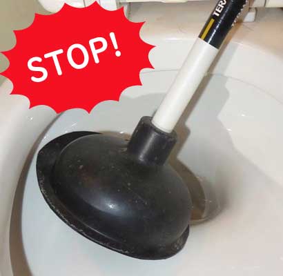 尿取りパットや介護用オムツ、介護用パンツをトイレに流した時はラバーカップを使用しない！