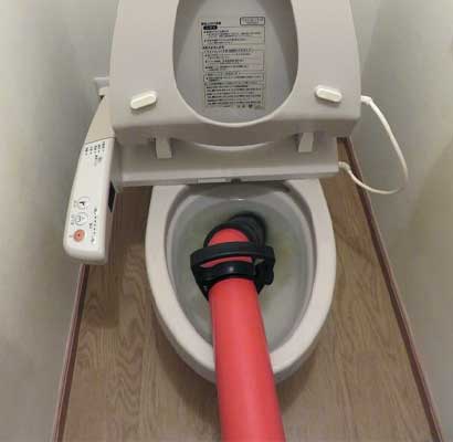 手動の圧力式業務用ポンプでトイレつまりの解消