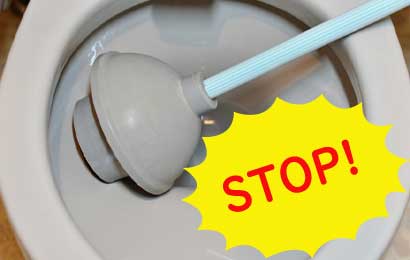 尿取りパッドをトイレ便器に落とした時はラバーカップは使用しない！