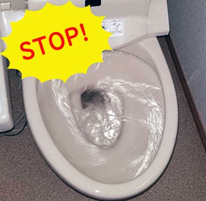 尿取りパッドや紙オムツをトイレに流した時は水は流さない！