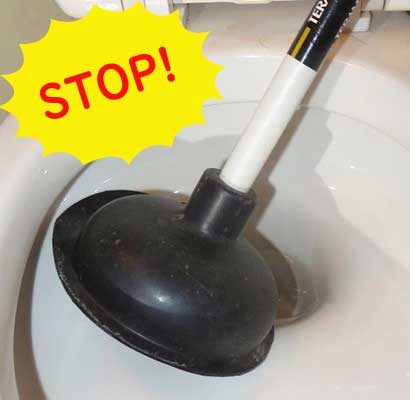 尿取りパッドや紙オムツをトイレに流した時はラバーカップを使用しない！