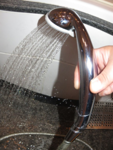 シャワーヘッド下からの水漏れ修理前